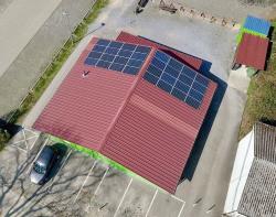 Luftaufnahme Tafelgebäude mit Photovoltaikanlage